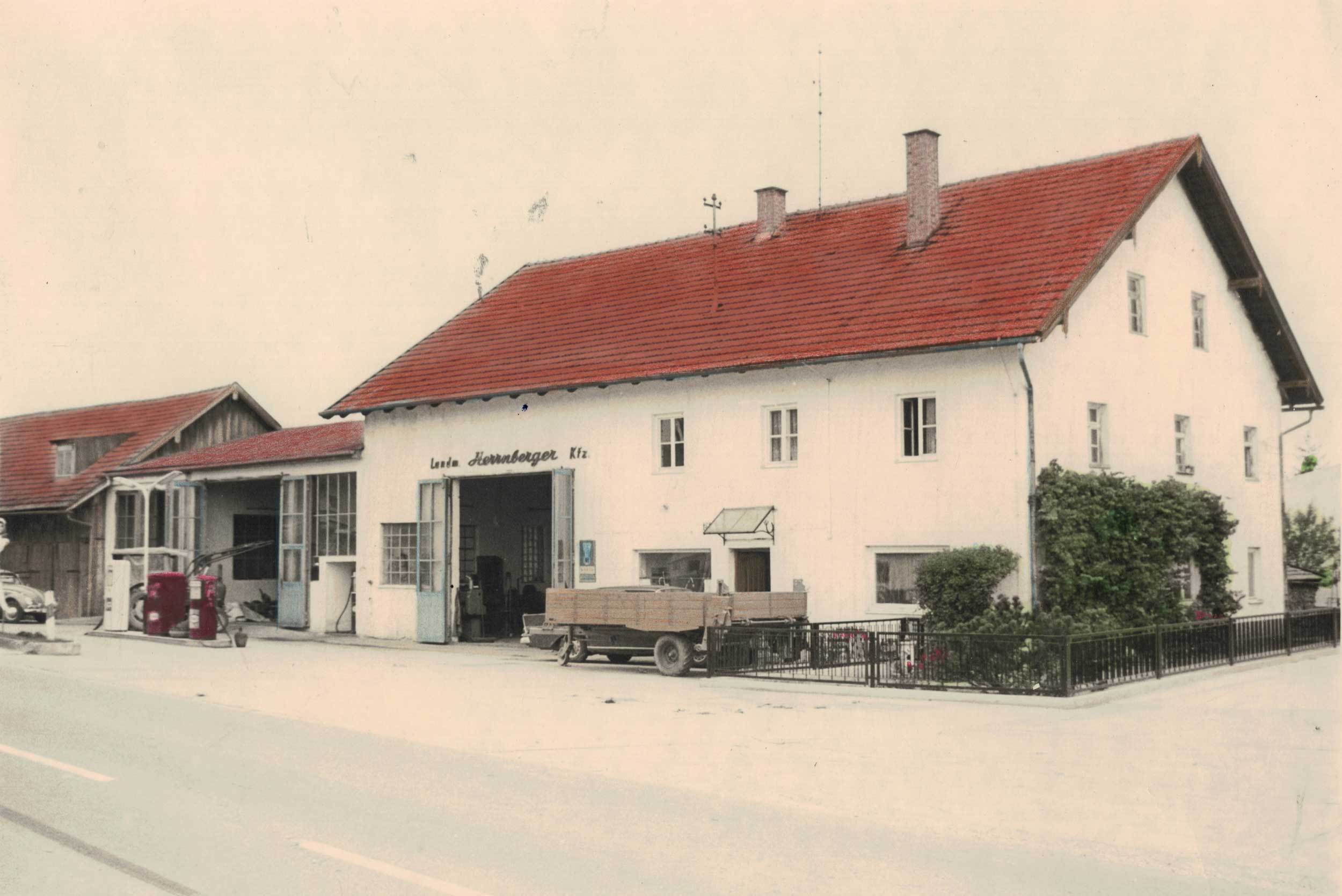 Altes Foto des Firmengebäudes - Firmengeschichte von KFZ Herrnberger